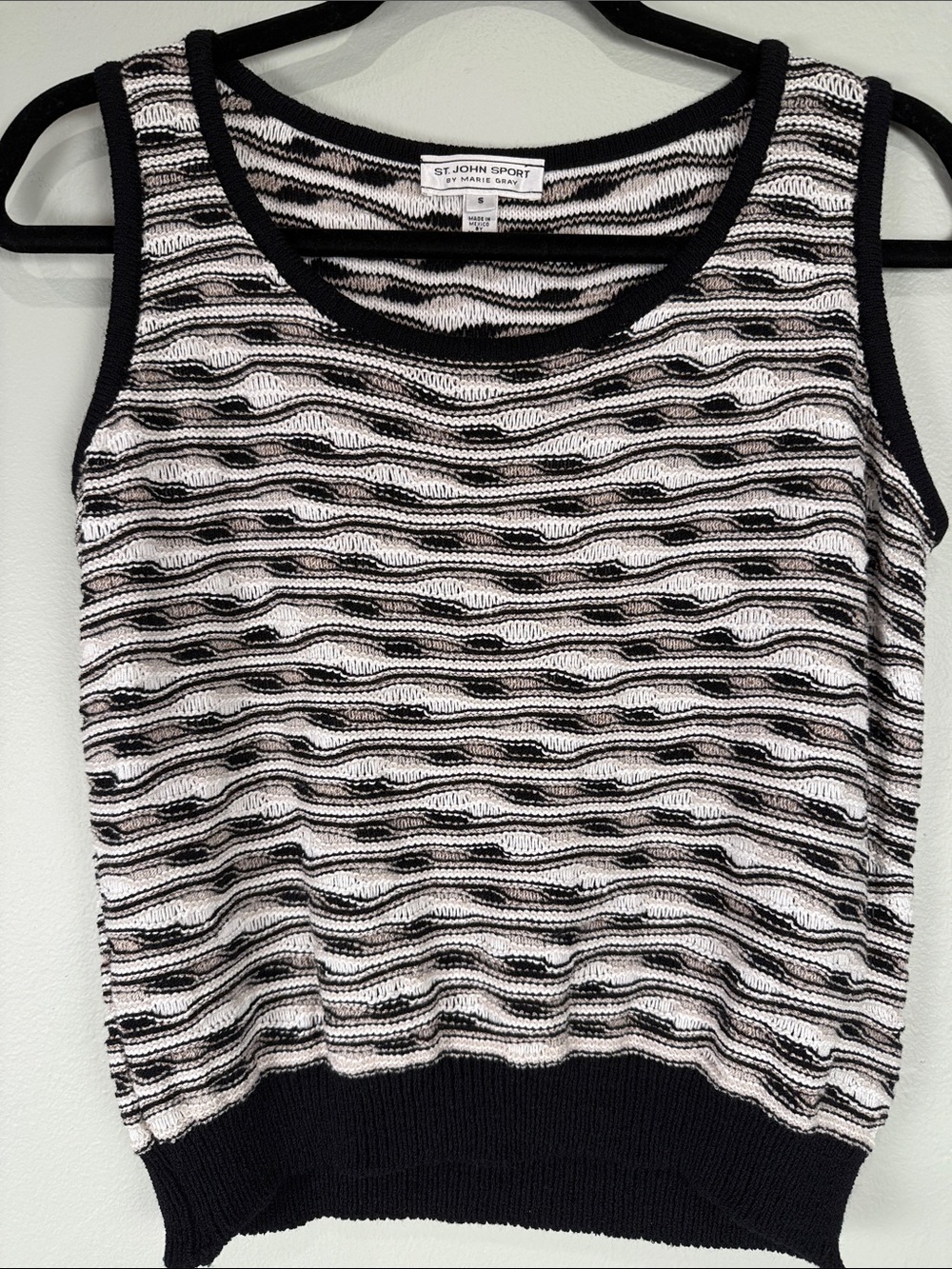 ✨ Vintage St. John Sport by Marie Gray Wavy Knit Sweater Vest Top Black White